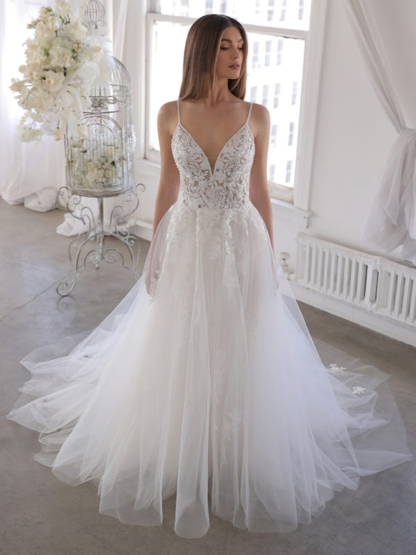 Enzoani Bluei 2022 Hochzeitskleid Blue 22 Pro Omarra Fro Web Angelex Princess Das Hohzeitshaus Brautmode Singen