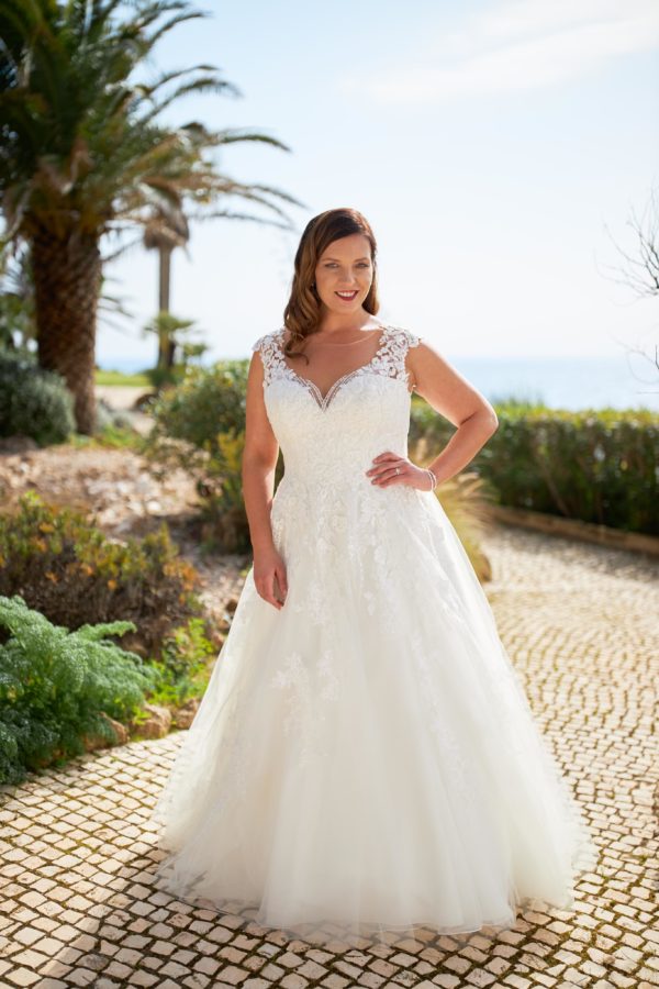 Plus Size Kleid Tres Chic Miss Emily 2022 Brautkleid ME 22313 59576 Angelex Princess Das Hohzeitshaus Brautmode Singen
