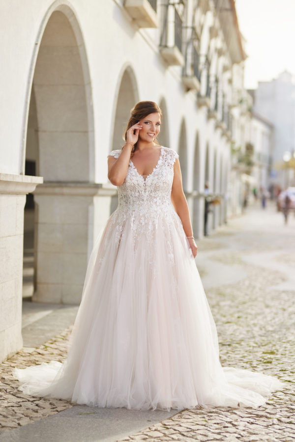 Tres Chic 2023 Brautkleid ME 23318 f Angelex Princess Brautmode Singen