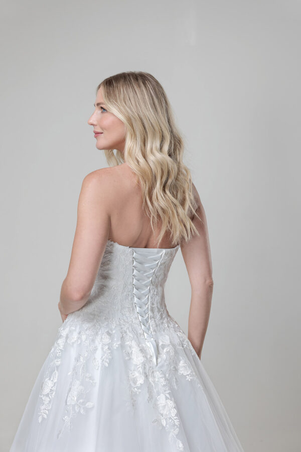 Amera Vera Kollektion 2025 Brautkleid B2542 (4) Angelex Princess Hochzeitshaus Brautmode Singen